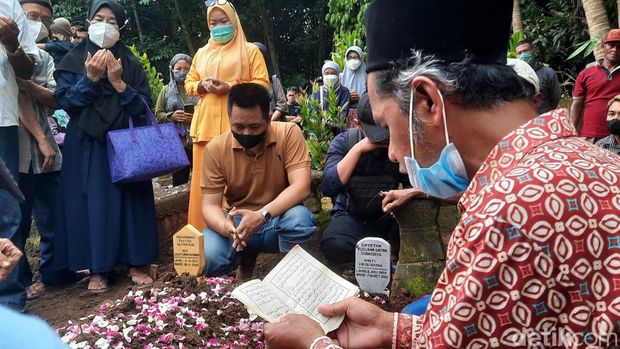 Suasana haru menyelimuti pemakaman bidan Sweetha dan anaknya di Sleman, Selasa (22/3/2022).