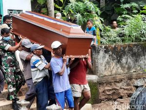 Snapshots: Suasana Pemakaman Bidan Sweetha dan Anaknya di Sleman