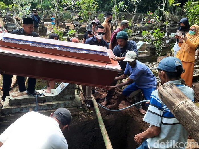 Suasana haru menyelimuti pemakaman bidan Sweetha dan anaknya di Sleman, Selasa (22/3/2022).