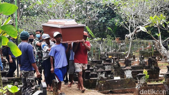 Jenazah bidan Sweetha Kusuma Gatra Subardiya (32) dan Muhammad Faeyza (4) dimakamkam di Parakan Wetan, Sumbersari, Minggir, Sleman, Daerah Istimewa Yogyakarta (DIY). Suasana haru menyelimuti pemakaman tersebut.