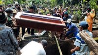 Suasana Haru Selimuti Pemakaman Bidan Sweetha Dan Anaknya