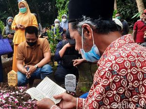 Momen Haru Pemakaman Bidan Sweetha dan Anaknya