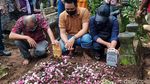Suasana Haru Selimuti Pemakaman Bidan Sweetha dan Anaknya