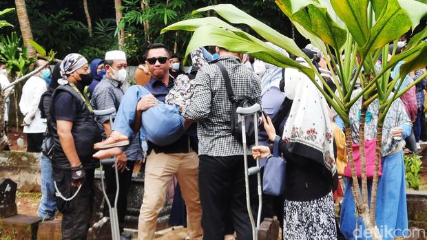 Jenazah bidan Sweetha Kusuma Gatra Subardiya (32) dan Muhammad Faeyza (4) dimakamkam di Parakan Wetan, Sumbersari, Minggir, Sleman, Daerah Istimewa Yogyakarta (DIY). Suasana haru menyelimuti pemakaman tersebut.