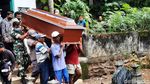 Suasana Haru Selimuti Pemakaman Bidan Sweetha dan Anaknya