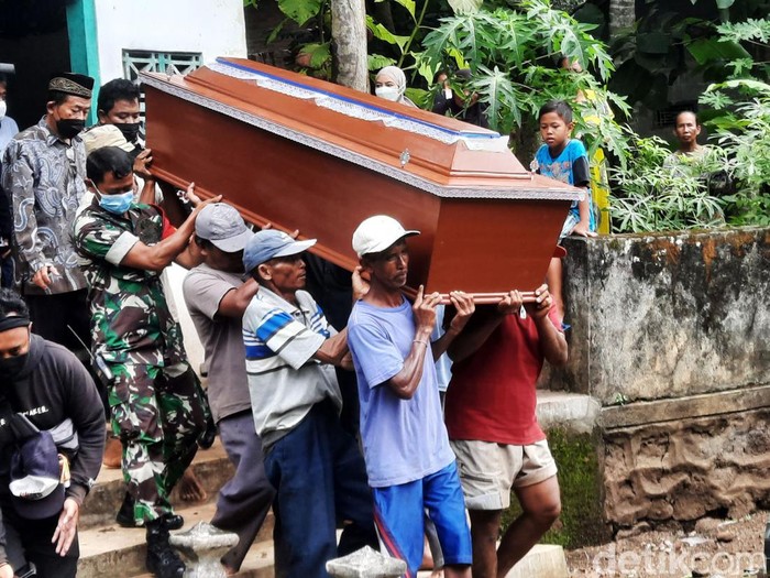 Jenazah bidan Sweetha Kusuma Gatra Subardiya (32) dan Muhammad Faeyza (4) dimakamkam di Parakan Wetan, Sumbersari, Minggir, Sleman, Daerah Istimewa Yogyakarta (DIY). Suasana haru menyelimuti pemakaman tersebut.