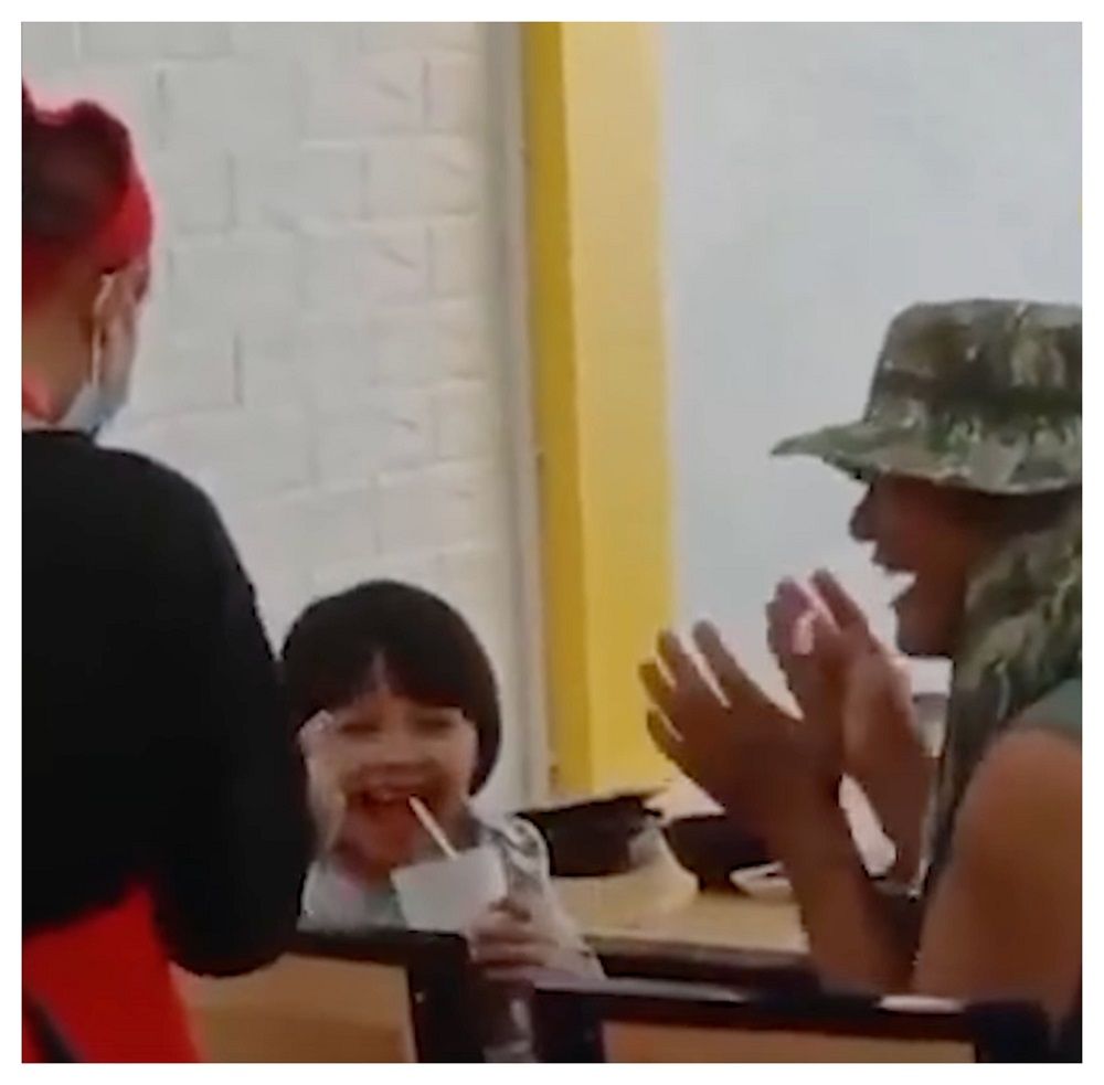 Tamu Ini Uangnya Kurang Saat Traktir Anak, Restoran Ini Beri Hadiah Menyentuh