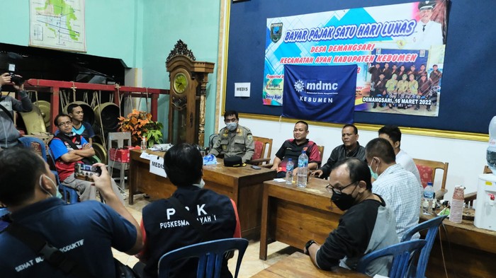 Tengah Malam, Bupati Kebumen Datangi Lokasi Banjir Berikan Bantuan