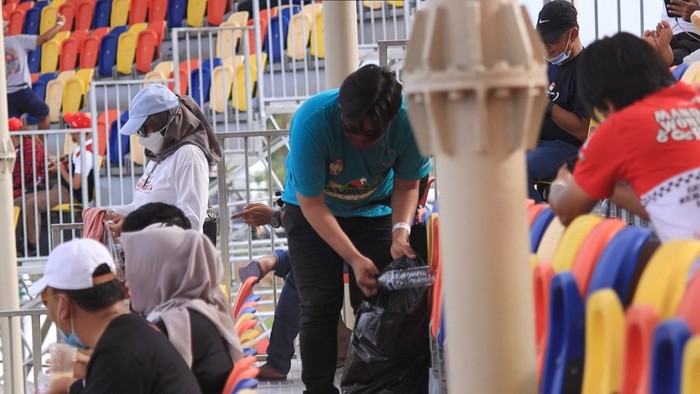 Tim Bikers Sapu Bersih membersihkan Sirkuit Mandalika