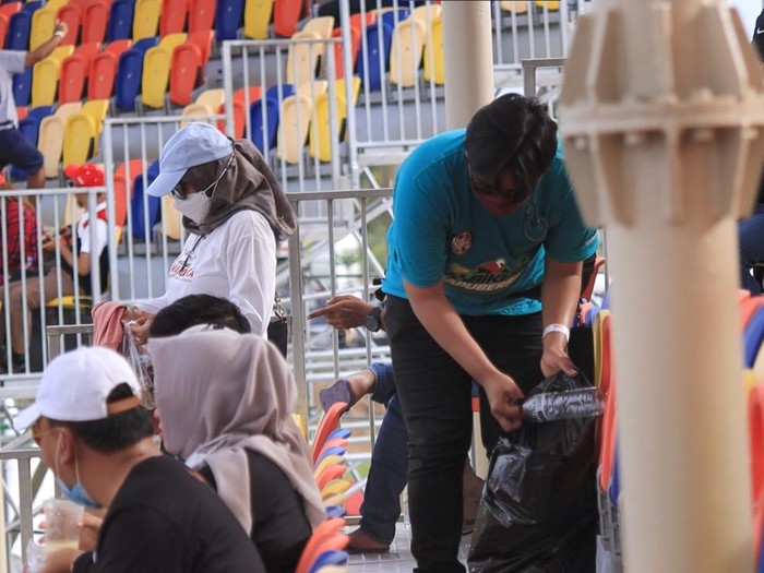 Tim Bikers Sapu Bersih membersihkan Sirkuit Mandalika