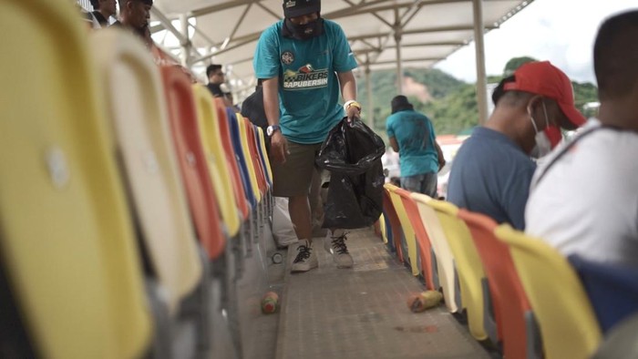 Tim Bikers Sapu Bersih membersihkan Sirkuit Mandalika