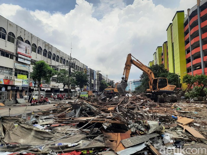 TPS Pasar Turi sudah dalam proses pembongkaran. Nantinya lokasi bekas bangunan itu akan dijadikan jalan umum.