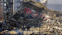 Militer Rusia juga selancarkan serangan ke sebuah mal di Kiev, ibu kota Ukraina yang menewaskan delapan orang. Pemerintah Rusia menyebut pusat perbelanjaan itu digunakan untuk menyimpan sistem roket Ukraina. (AP/Efrem Lukatsky)  