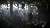 Serangan Rusia ke Ukraina banyak memakan korban jiwa. Salah satu korban ialah seorang pria berusia 96 tahun yang selamat dari Perang Dunia II namun kini tewas oleh ledakan selama serangan Rusia di kota Kharkiv di Ukraina. (AP/Felipe Dana)  