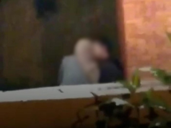 Video mesum sejoli di Alun-alun Kota Mojokerto menjadi viral setelah beredar melalui WhatsApp. Aksi ciuman sepasang kekasih tersebut direkam dari belakang oleh seorang pria.