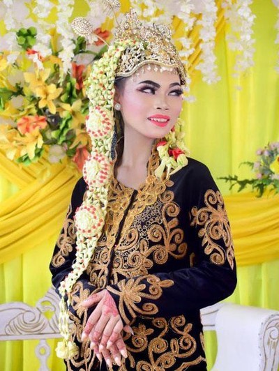 Viral wanita ini pasrah ikuti makeup artist pilihan orangtua angkat pernikahan Ira nurmadani.