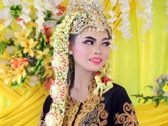 Viral wanita ini pasrah ikuti makeup artist rekomendasi orangtua angkat. Viral wanita ini pasrah ikuti makeup artist rekomendasi orangtua angkat.
