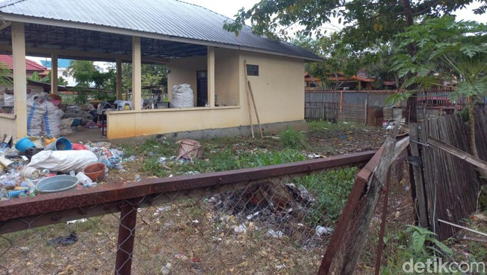 Warga Bone bisa bersedekah pakai sampah dengan menjualnya ke DLH melalui Bank Sampah.