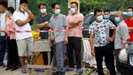 Warga Datangi Lokasi Jatuhnya Pesawat Boeing 737-800 di China