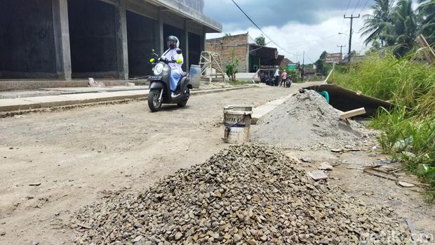 Warga Kampung Kadomas, Kelurahan Kadomas, Pandeglang, Banten, swadaya memperbaiki jalan rusak karena belasan tahun tak diurus pemerintah. (Aris Rivaldo/detikcom)