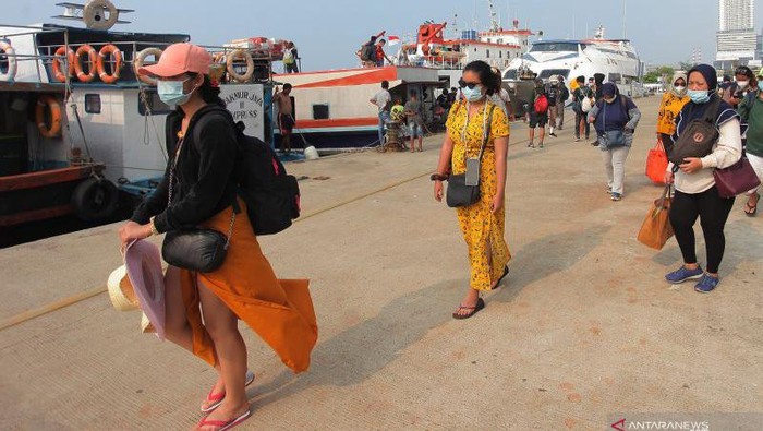 Wisatawan turun dari KM Purbaya asal Pulau Harapan Kepulauan Seribu setibanya di Pelabuhan Kali Adem, Muara Angke, Jakarta, Minggu (23/5/2021). ANTARA FOTO/Reno Esnir/rwa.