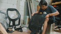 Pekerja melakukan perakitan kursi kantor di workshop Shimmer yang terletak di kawasan Serpong, Tangerang Selatan, Selasa (22/3/2022). Perusahaan pembuat kursi kantor tersebut didirikan oleh Hadi Sudjarwo pada tahun 2002.  
