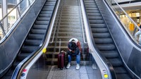 Mengutip AP, aksi mogok kerja yang dilakukan staf keamanan di delapan bandara Jerman - salah satunya bandara di Frankfurt, yang dikenal sebagai bandara utama yang menghubungkan berbagai negara Eropa dan benua lainnya - menyebabkan gangguan yang meluas dan pembatalan penerbangan. AP Photo/Michael Probst. 