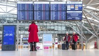 Papan informasi penerbangan di terminal bandara yang berada di kawasan Hamburg, Jerman, menunjukkan sejumlah penerbangan dibatalkan imbas aksi mogok kerja yang dilakukan karyawan bandara tersebut pada Selasa (22/3/2022). Daniel Bockwoldt/dpa via AP.