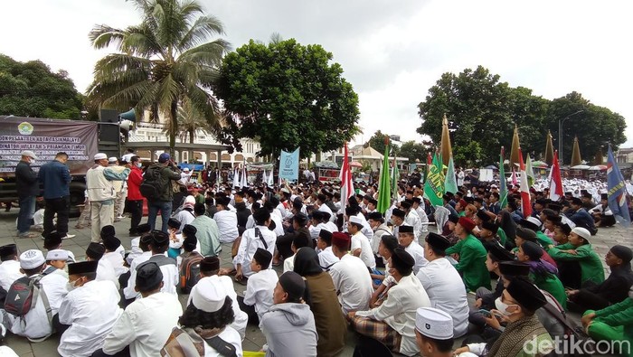 Aksi umat Islam di Tasikmalaya menggelar aksi mengecam Saefuddin Ibrahim.