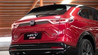 ini tampang belakang dari All New Honda HR-V 1.5L Turbo RS. Secara garis besar bagian belakang, tampilannya pun lebih keren daripada pendahulunya. Lampu belakang mengalir secara horizontal yang dipisahkan dengan logo Honda. Garis atapnya pun mengalir seperti sebuah mobil coupe. Foto: Honda Prospect Motor