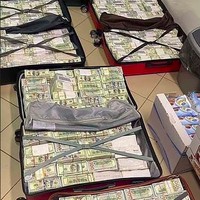 Hal itu menjadi masalah karena ia tidak melaporkan pemindahan uang dalam jumlah sangat besar itu. Foto viral yang menunjukkan sejumlah uang disimpan dalam koper pun disebut sebagai buktinya.Foto: Facebook