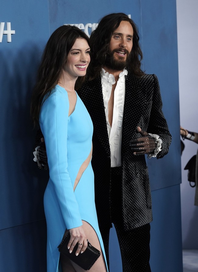Diproduksi Apple TV, serial WeCrashed yang kisahnya berdasarkan kisah nyata ini menampilkan Anne Hathaway sebagai wanita pengusaha Rebekah Neumann. Ia dipasangkan dengan Jared Leto yang berperan sebagai suami Rebekah, pendiri WeWork Adam Neumann. Keduanya sempat berurusan dengan hukum karena dituduh melakukan penipuan. (Foto: Chris Pizzello/Invision/AP)