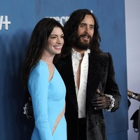 Diproduksi Apple TV, serial WeCrashed yang kisahnya berdasarkan kisah nyata ini menampilkan Anne Hathaway sebagai wanita pengusaha Rebekah Neumann. Ia dipasangkan dengan Jared Leto yang berperan sebagai suami Rebekah, pendiri WeWork Adam Neumann. Keduanya sempat berurusan dengan hukum karena dituduh melakukan penipuan. (Foto: Chris Pizzello/Invision/AP)