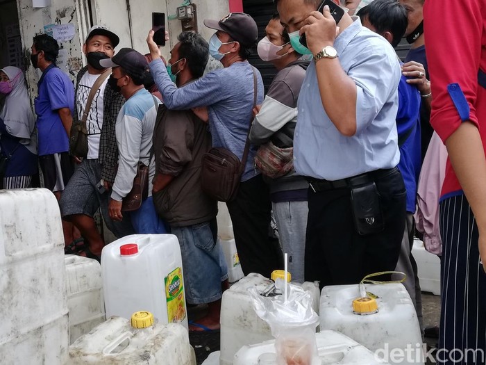 Antrean konsumen migor curah di Pasar Legi, Rabu (23/3/2022).