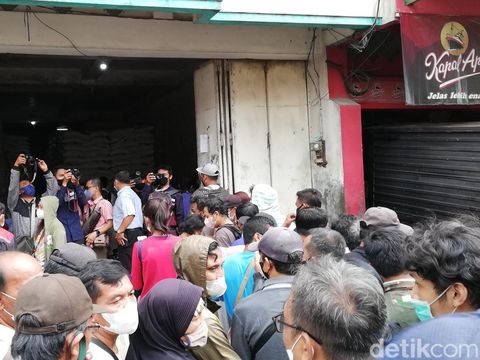 Antrean konsumen migor curah di Pasar Legi, Rabu (23/3/2022).