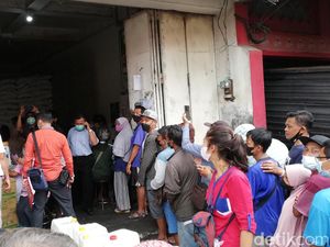 Antrean Warga Berburu Migor Curah di Pasar Legi