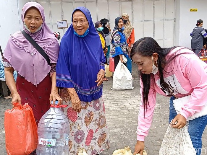 antrean minyak goreng di ponorogo