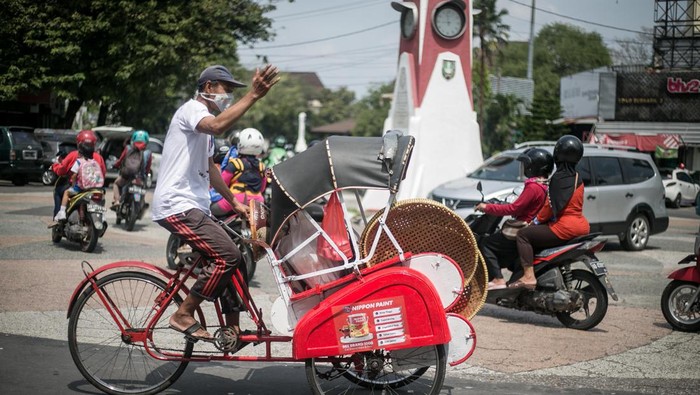 Asyik, Puluhan Becak di Pasar Gede Solo Makin Berwarna Nippon Paint terus mewarnai kehidupan masyarakat di Indonesia. Kali ini para tukang becak sasarannya lewat #ColouringLives untuk becak-becaknya.