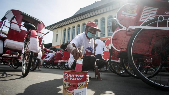 Asyik, Puluhan Becak di Pasar Gede Solo Makin Berwarna Nippon Paint terus mewarnai kehidupan masyarakat di Indonesia. Kali ini para tukang becak sasarannya lewat #ColouringLives untuk becak-becaknya.