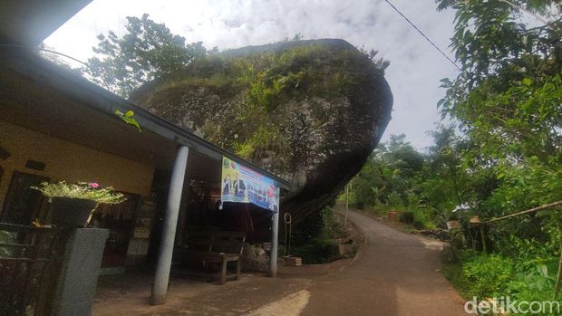 Batu Iuh di Desa Cikangkareng, Cibinong, Cianjur
