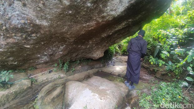 Batu Iuh di Desa Cikangkareng, Cibinong, Cianjur