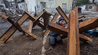 Invasi Rusia terhadap Ukraina telah membuat jutaan orang mengungsi, mencari tempat yang aman untuk berlindung. Tapi tidak bagi sejumlah warga dan relawan yang ikut berperang. Seorang penduduk setempat membuat rintangan anti-tank untuk mempertahankan kotanya dan kota-kota lain, saat invasi Rusia ke Ukraina berlanjut, di Lviv, Ukraina. (REUTERS/Pavlo Palamarchuk)