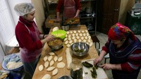 Tak hanya perlengkapan untuk perang menghadapi Rusia, relawan juga menyiapkan makanan untuk prajurit Ukraina di tengah invasi Rusia ke Ukraina, di Odessa. (REUTERS/Igor Tkachenko)