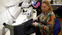 Sejumlah wanita mengerjakan rompi antipeluru untuk prajurit tentara Ukraina, di tengah invasi Rusia ke Ukraina, di Odessa. (REUTERS/Igor Tkachenko)