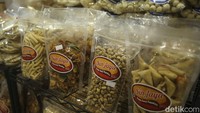 Selain itu juga ada produk makanan ringan khas dari UMKM.