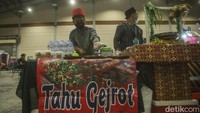 Ada tahu gejrot yang pastinya sudah tidak asing dan merupakan jajanan khas nusantara.