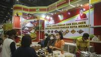 Makanan yang ada di booth-booth ini berasal dari sejumlah wilayah.