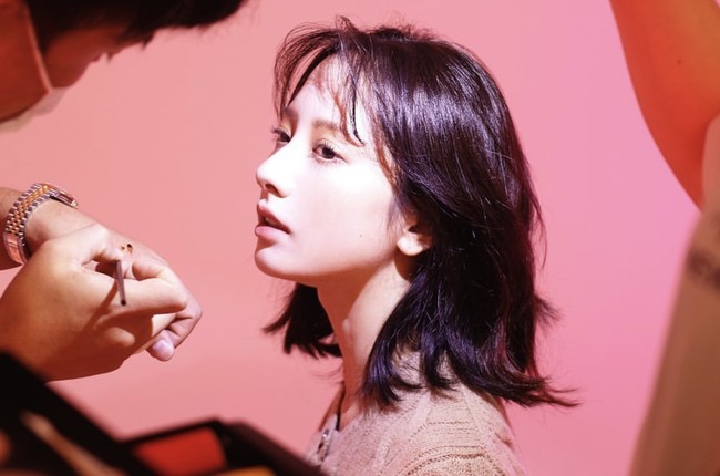 Penggemar sempat geger saat Bona WJSN digosipkan pernah berpacaran dengan Kihyun MONSTA X semasa trainee. Kabar itu pun dibantah oleh Starship Entertainment yang menegaskan hubungan mereka sebatas senior dan junior. Foto: dok. Instagram @bn_95819