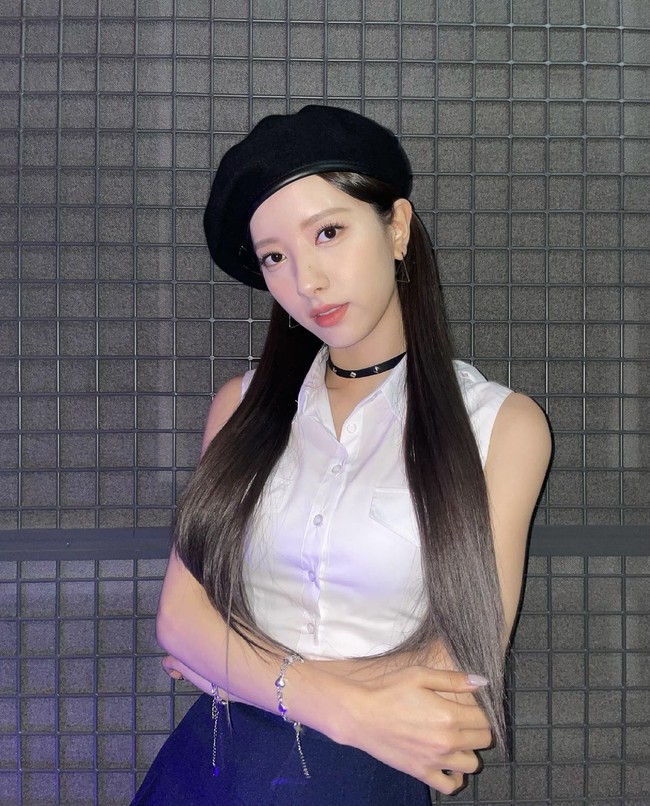 Bona WJSN mengawali kariernya sebagai idol KPop sebelum menjajal dunia akting. Dia memegang posisi sebagai vokalis dan visual dalam grup beranggotakan 13 personel. Foto: dok. Instagram @bn_95819