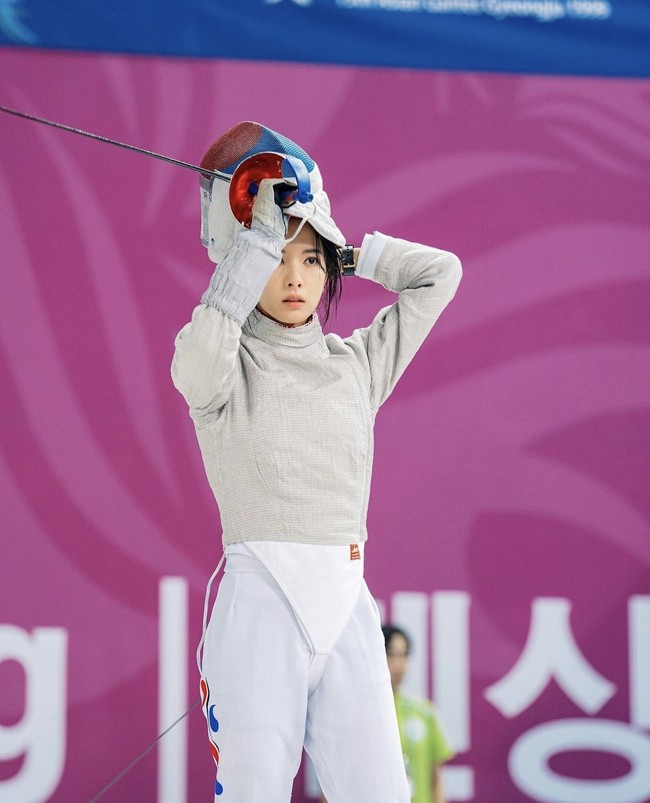 Kini, Bona WJSN berperan sebagai Go Yu Rim, atlet anggar yang menjadi rival Na Hee Do (pemain Kim Tae Ri) di SMA Taeyang. Foto: dok. Instagram @bn_95819